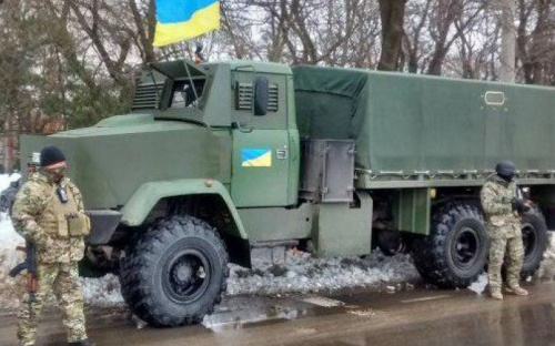 На Донбассе обстреляли военный автомобиль: 10 украинцев получили ранения
