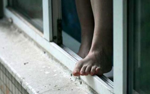 В Мариуполе женщина выпала из окна восьмого этажа, трех мужчин избили на улице