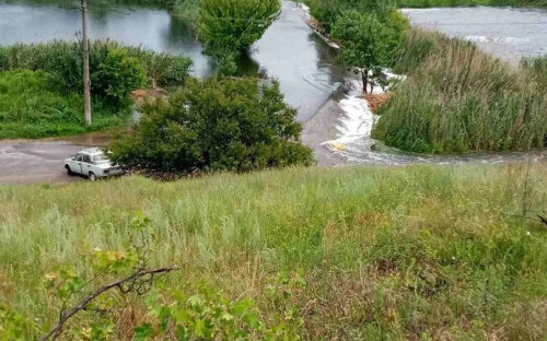 В мариупольском поселке затопило мост. Движение транспорта ограничено