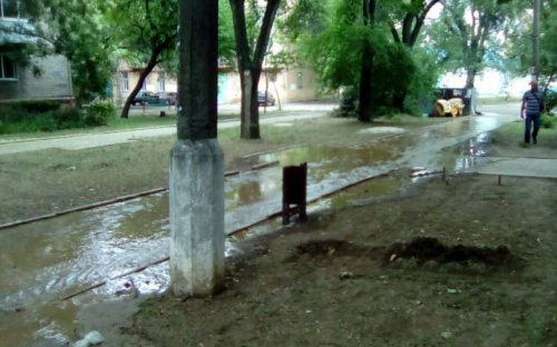 В Мариуполе залило двор по проспекту Нахимова  (ФОТОФАКТ)