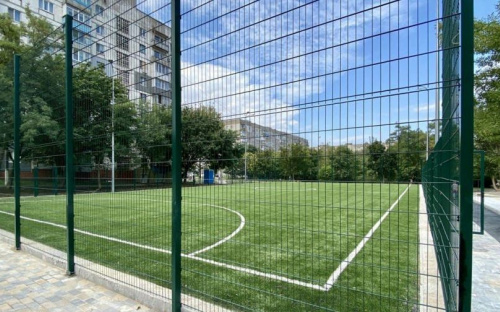 В Мариуполе на «Восточном» строят современные площадки 