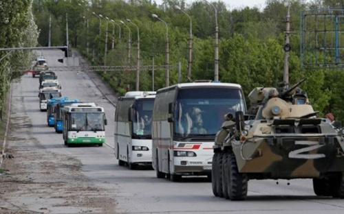 Из Мариуполя вывезли еще семь автобусов украинских военных
