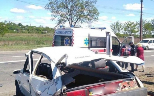 В Мариуполе в результате аварии из автомобиля вылетел пассажир (ФОТО)