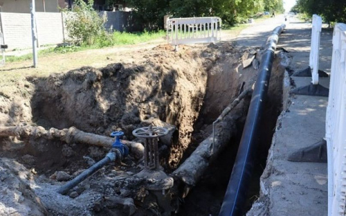 В частном секторе Мариуполя меняют магистральный водовод