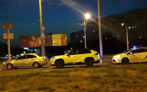 В Мариуполе девушки на иномарках не поделили дорогу (ФОТО)