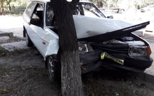 В Мариуполе «восьмерка» врезалась в иномарку и влетела в дерево (ФОТО)