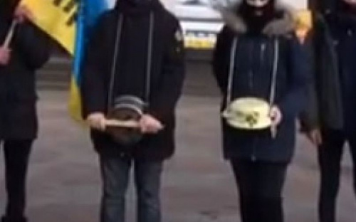  В Мариуполе женский день отметили в черной одежде «кастрюльным» маршем (ФОТО)