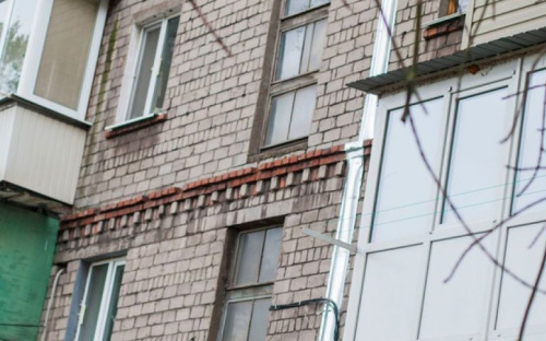 В Мариуполе отремонтируют дом, который не первый год «расползается» на части (ФОТО)
