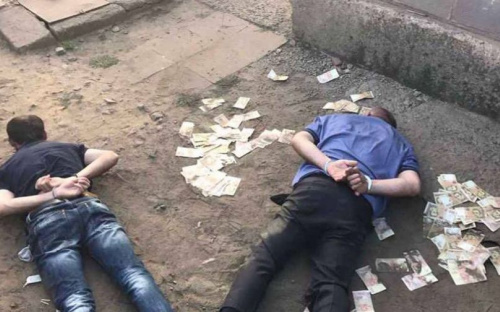 По решению мариупольского суда арестовали двоих вымогателей 4 тысяч долларов (ФОТО)