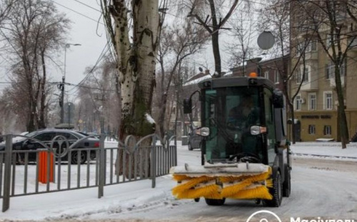 В Мариуполе продолжают чистить и посыпать дороги и тротуары
