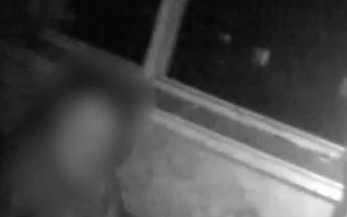 Как в Мариуполе спасали женщину, повисшую за окном четвертого этажа (ВИДЕО)