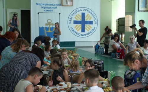 Мариупольцы собрали для первоклассников портфели и канцтовары (ВИДЕО)
