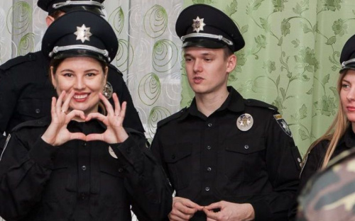 Патрульные Мариуполя сдали экзамен на знание языка жестов (ФОТО)