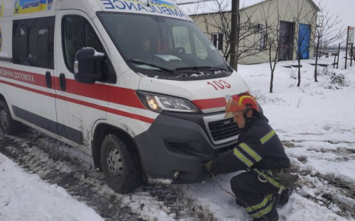 На Донетчине «скорая помощь» застряла в грязи на дороге. Потребовалась помощь спасателей