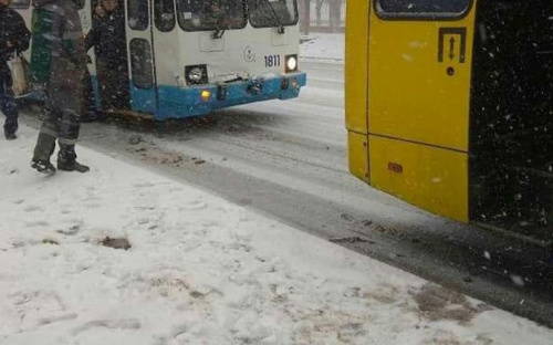 В Мариуполе троллейбус столкнулся с маршруткой (ФОТО)