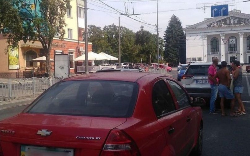 В Мариуполе возле пешеходного перехода столкнулись легковушки