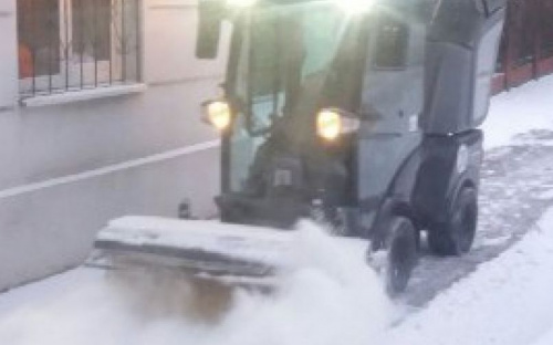 Мариуполь засыпало снегом: коммунальные службы вышли на снегоборьбу (ФОТО)