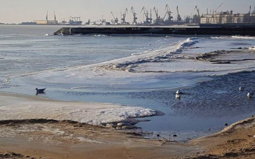 В Мариуполе морская вода отошла от береговой линии. Люди прогуливаются по отмели