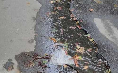 В Мариуполе из трещины в асфальте хлещет вода (ФОТОФАКТ)