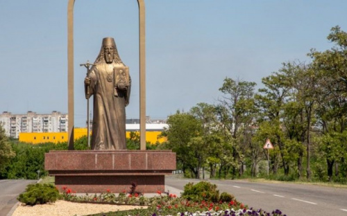 Въезд в Мариуполь украсили десятки тысяч цветов