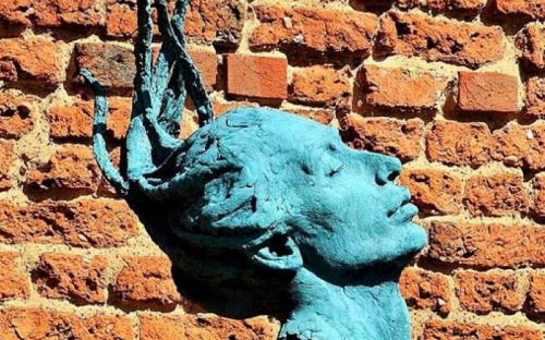В Мариуполе появится молодежное пространство без крыши (ФОТО)