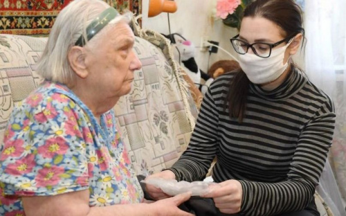 Соцработники в Украине получат 100% надбавку к зарплате за угрозу коронавируса