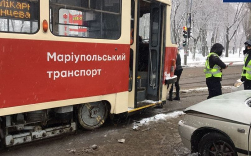 В Мариуполе столкнулись легковушка и трамвай