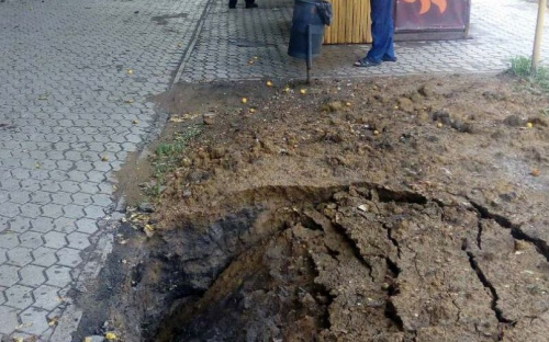 После дождя мариупольцы рискуют провалиться под землю (ФОТОФАКТ)