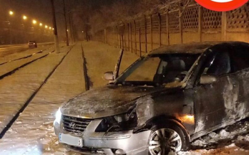 В заснеженном Мариуполе автомобили влетали друг в друга и в электроопору