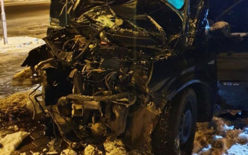В Мариуполе один водитель врезался в столб, другой – в дерево и чужой автомобиль