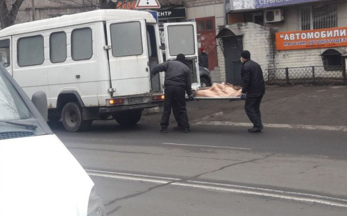 В закрытой квартире в центре Мариуполя обнаружили мертвую молодую пару