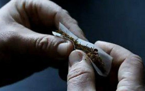 Задержанный за хулиганство мариуполец хотел покурить наркотики у здания полиции (ФОТО)