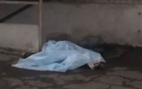 В мариупольском дворе нашли труп. Предположительно, мужчина повесился