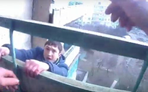 В Мариуполе безработный пытался совершить суицид, спрыгнув с 9-го этажа (ВИДЕО)