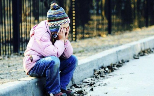 На Донетчине пенсионерка на улице потеряла 5-летнего внука