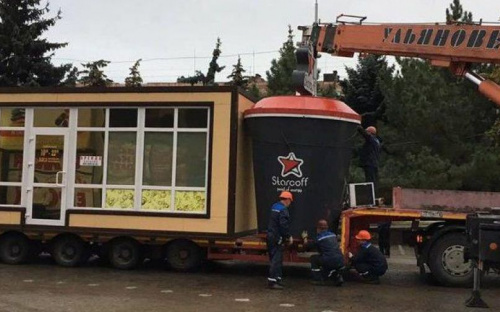 В Мариуполе снесли МАФы возле торгового центра (ФОТО)