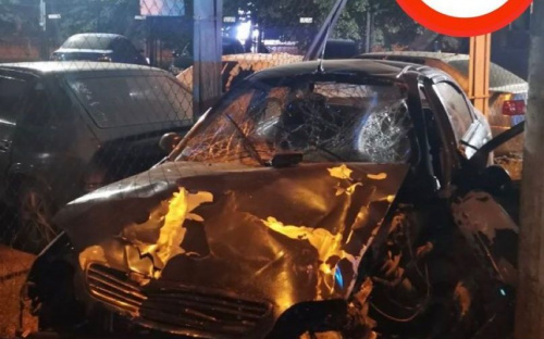 Автомобиль врезался в столб, снес будку и забор автостоянки в Мариуполе