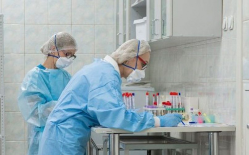 Количество заболевших коронавирусом за сутки превысило 900 человек