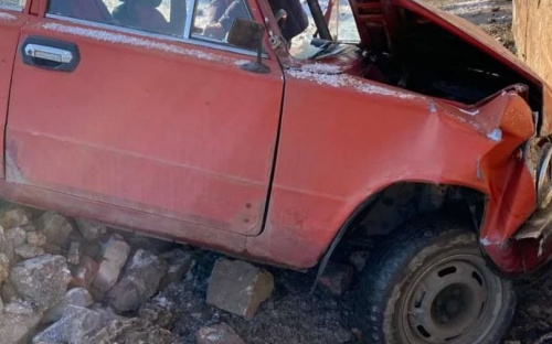 В Мариуполе один водитель въехал в стоящий автомобиль, а другой – в забор