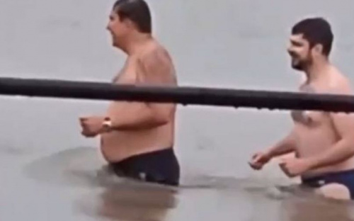 В Мариуполе заметили Саакашвили купающимся в море под дождем