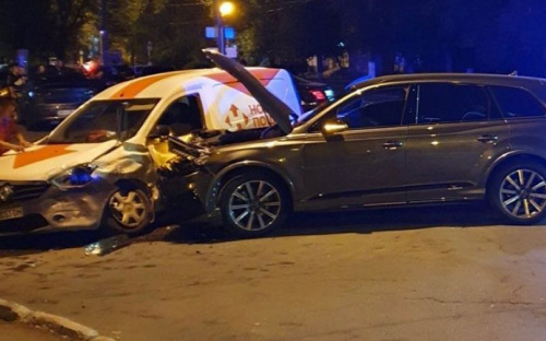 Почтовая машина попала в аварию возле университета в центре Мариуполя