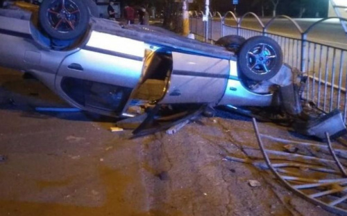 В Мариуполе автомобиль снес ограждение и перевернулся: водителя забрали в больницу