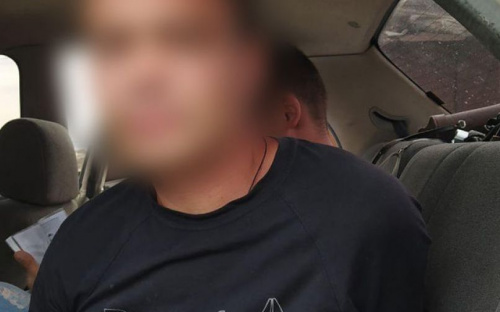 Под Мариуполем рецидивист снял с дома шесть пластиковых окон: полиция поймала мужчину «на горячем»