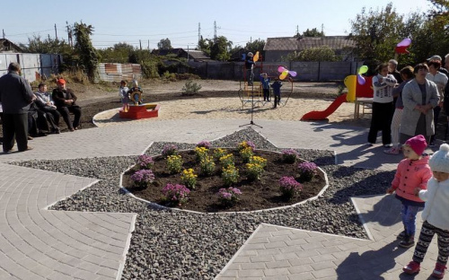 В Мариуполе ликвидировали мусорную свалку и создали мини-сквер (ФОТО)