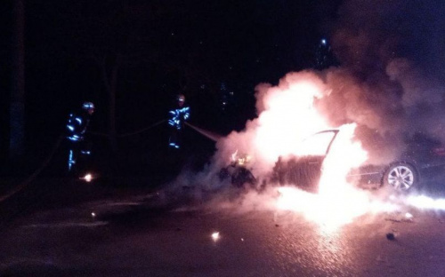 В центре Мариуполя сгорел дотла автомобиль, в Волновахе мужчина погиб в горящей машине