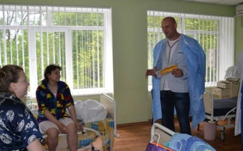 В Мариуполе рожденным в День вышиванки вручили вышиванки (ФОТО)