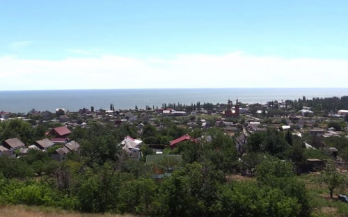 В курортном поселке под Мариуполем оползни разрушают дома жителей (ФОТО)