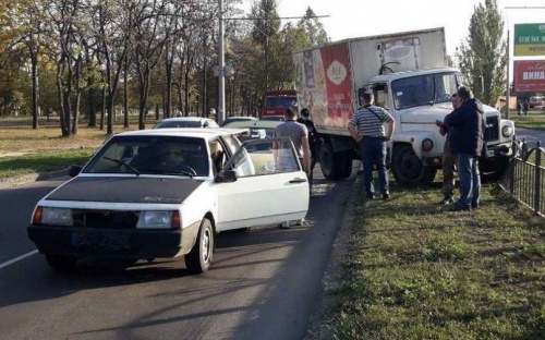 В Мариуполе произошло тройное ДТП: грузовик снес металлическое ограждение