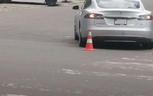 В Мариуполе Tesla сбила ребенка на пешеходном переходе. Прибыла скорая (ФОТО)