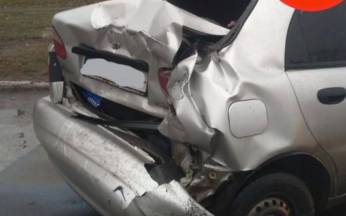 Грузовик смял легковушку на мариупольском проспекте